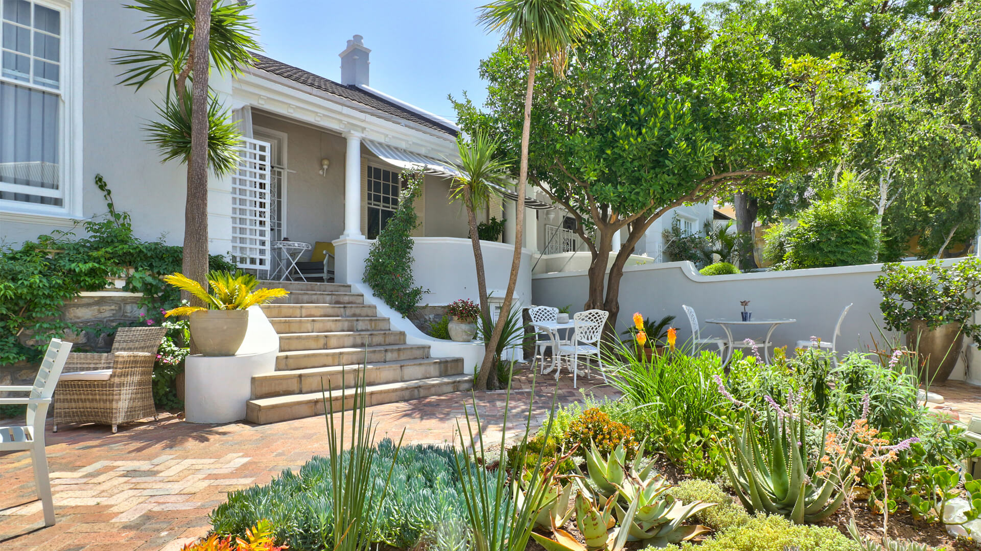 Local guide hosting guests on a Parker Cottage Tours private experience